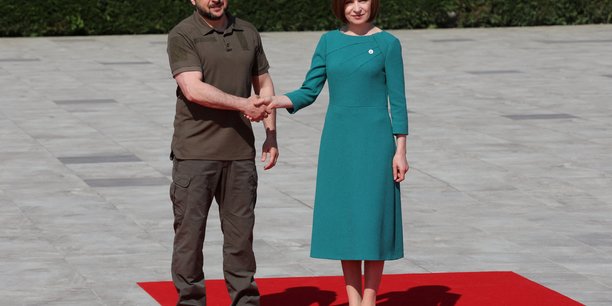 Le president ukrainien, volodimir zelensky, serre la main de la presidente moldave, maia sandu[reuters.com]