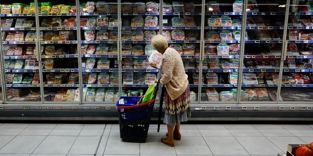 Photo d'une femme qui fait ses courses dans un supermarche a nice[reuters.com]