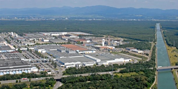 L'usine Stellantis (ex-Peugeot) est implantée dans la forêt de la Hardt, en périphérie de Mulhouse, depuis 1962.