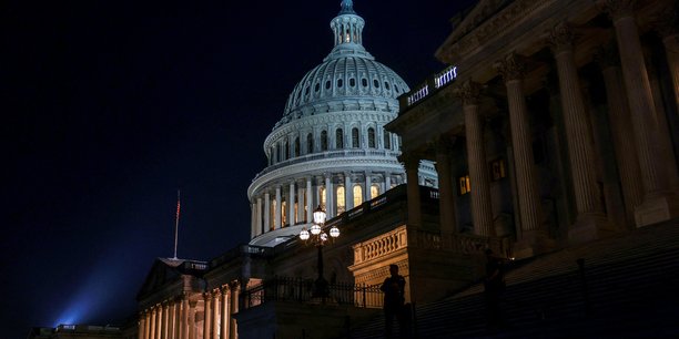 Les senateurs americains votent sur la loi sur le plafond de la dette pour eviter un defaut historique au capitole americain a washington[reuters.com]