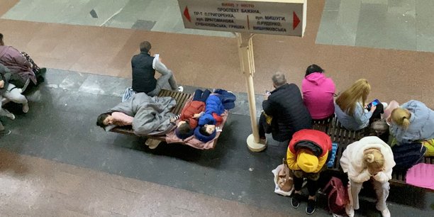 Les gens se refugient dans une station de metro a kiev[reuters.com]