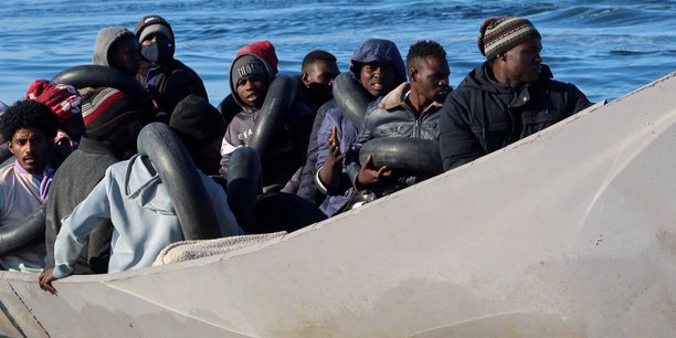 Des migrants sur un bateau en metal au large de sfax[reuters.com]