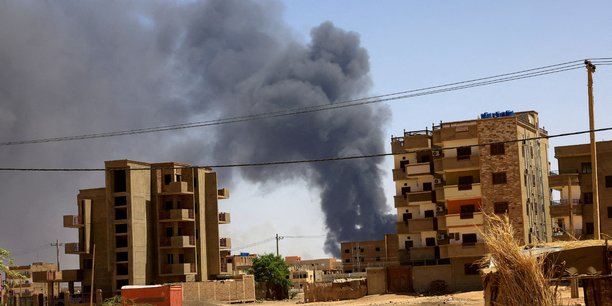 Photo d'archives: de la fumee s'eleve au-dessus des batiments apres un bombardement aerien a khartoum nord[reuters.com]