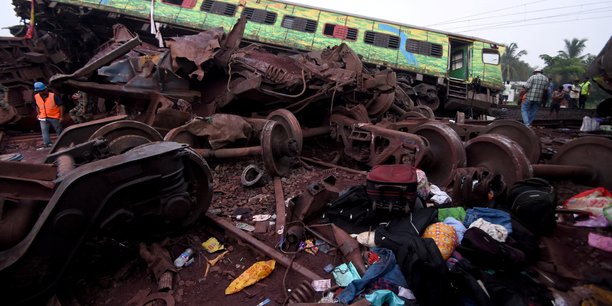 Les effets personnels des passagers a cote d'un wagon endommage apres une collision meurtriere en inde[reuters.com]