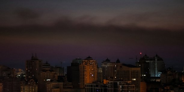 Photo de la capitale ukrainienne a l'aube lors d'une frappe de drone russe[reuters.com]