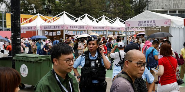 Photo du policier avant le 34e anniversaire de la commemoration de la repression meurtriere du mouvement de tiananmen a pekin a hong kong[reuters.com]