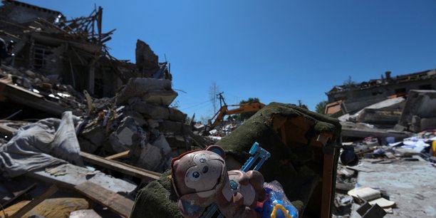 Photo d'un jouet qui est visible sur le site d'un immeuble fortement endommage par une frappe de missile russe dans la ville de pidhorodne, en ukraine[reuters.com]