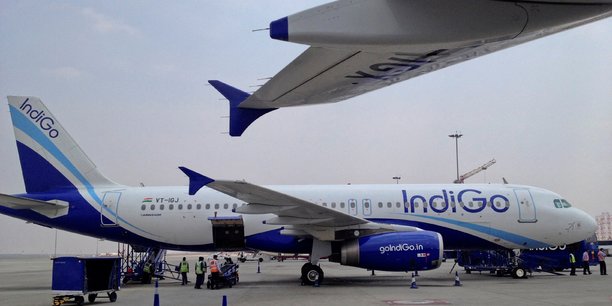 Photo d'archives d'un avion a320 d'indigo airlines stationne sur le tarmac de l'aeroport international de bangalore[reuters.com]