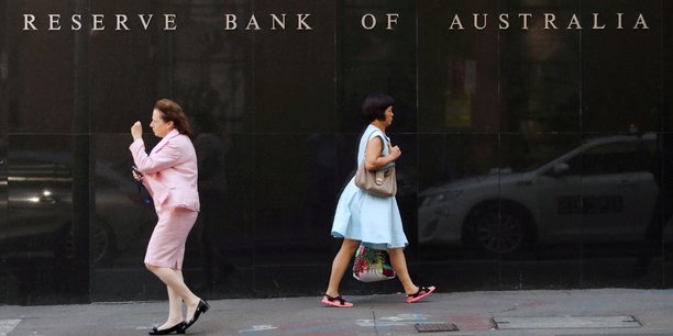 Deux femmes marchent a cote du siege de la banque centrale australienne (rba) dans le centre de sydney[reuters.com]