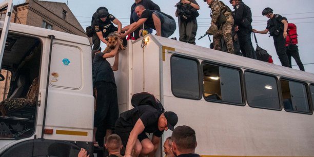 Les sauveteurs evacuent les residents a kherson, en ukraine[reuters.com]