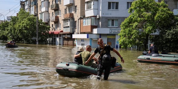 La police evacue les residents a kherson, en ukraine[reuters.com]