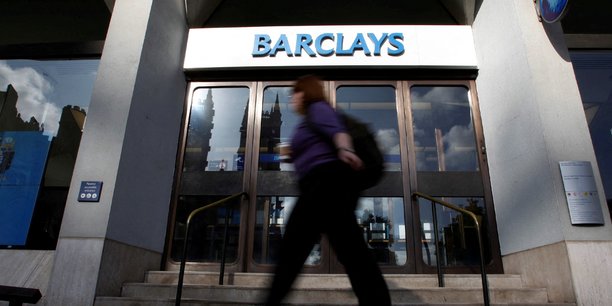 Un pieton passe devant une agence de la barclays bank dans le centre de londres[reuters.com]