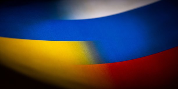 Illustration des drapeaux de la russie et de l'ukraine[reuters.com]