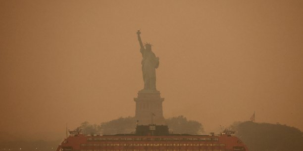 La statue de la liberte est recouverte de brume et de fumee causees par des incendies de foret au canada, a new york[reuters.com]