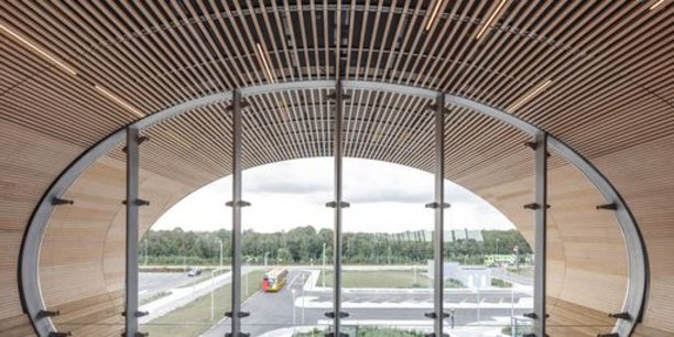 Habillé de lames de bois par Laudescher, le tunnel piéton de la gare danoise de Koge est lauréat du prix Versailles de l'Unesco qui récompense les réalisations d'excellence.