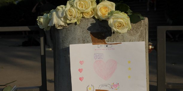 Des fleurs et un message deposes au parc du paquier, pres du lac d'annecy, dans les alpes francaises, en france[reuters.com]