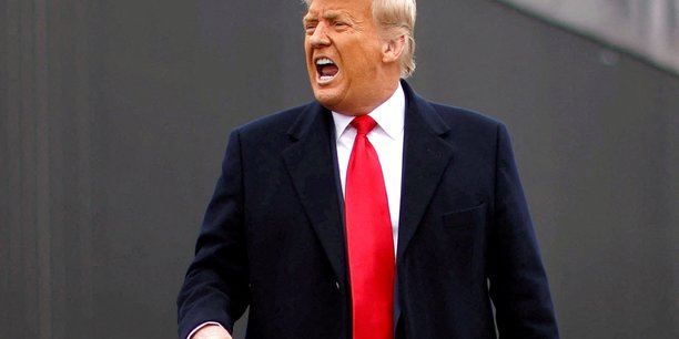 Donald trump lors d'une visite du mur frontalier americano-mexicain[reuters.com]