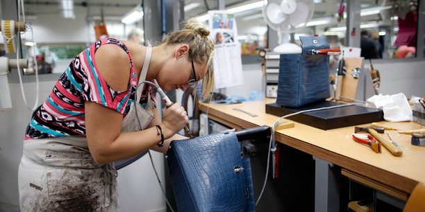 Une femme dans un atelier de la marque Hermès en 2013 (Photo d'illustration).