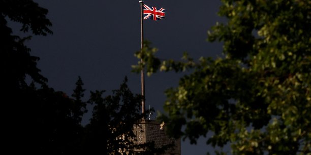 Un drapeau union jack flotte au chateau de windsor[reuters.com]