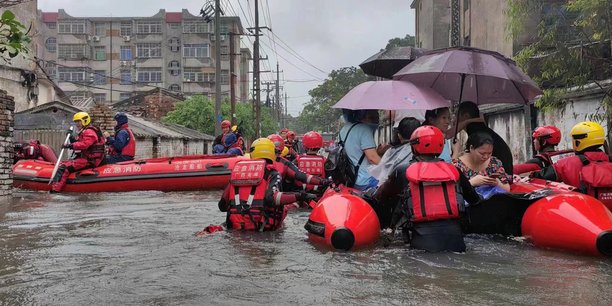 Des secouristes evacuent des residents a beihai, en chine[reuters.com]