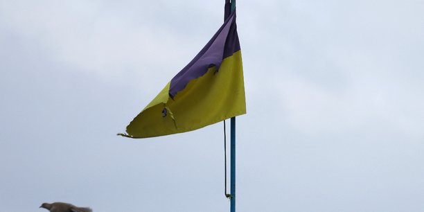 Un drapeau ukrainien flotte sur la ligne de front de bakhmut et chasiv yar[reuters.com]