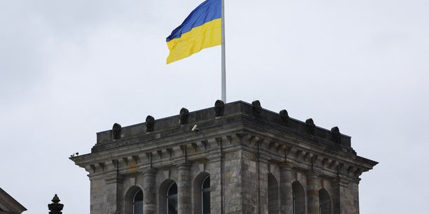 Un drapeau national ukrainien flotte au sommet du batiment du reichstag[reuters.com]