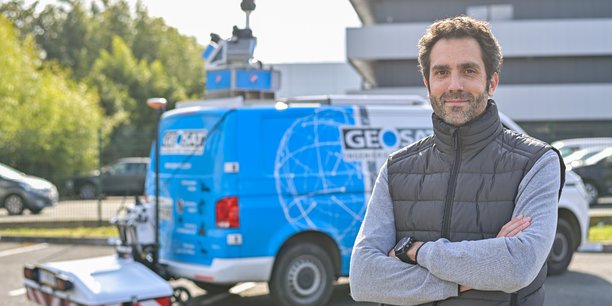 Mathias Saura, en 2021, devant les locaux de Geosat 3D.