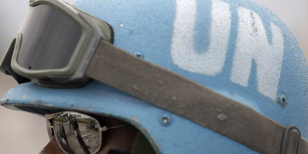 Un casque bleu bresilien patrouille dans une rue de port-au-prince[reuters.com]