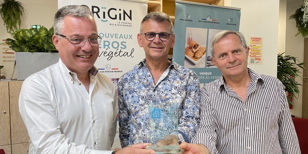 Jean-Luc Essemilaire, directeur commercial d'Origin, Patrick Fournier, président fondateur d'Origin et André Belloc, le responsables des ventes ont été récompensés de leurs cinq années de R&D.