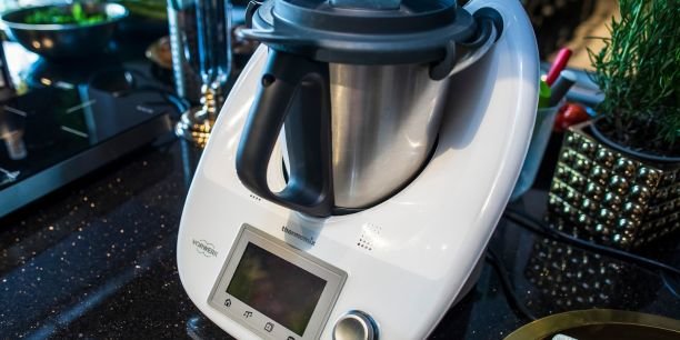 Thermomix TM6 vs Kenwood CookEasy+ : quel robot cuiseur choisir ?