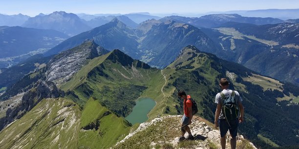 La région Auvergne-Rhône-Alpes offre un terrain de jeu incroyable pour les touristes randonneurs comme ici près du lac de Lessy en Haute-Savoie.