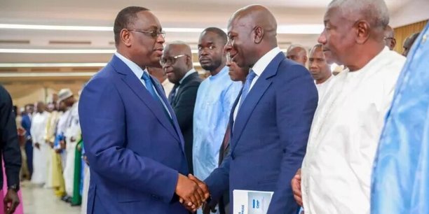 Le président Macky Sall saluant Baidy Agne, le président du CNP, le patronat sénégalais.