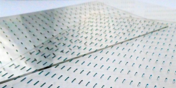 Les plaques de polycarbonate sont percées de trous en forme de cône.