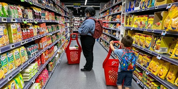 Les prix de l'alimentation ont un peu marqué le pas au Royaume-Uni en juin, à +17,3% contre +18,3% en mai.