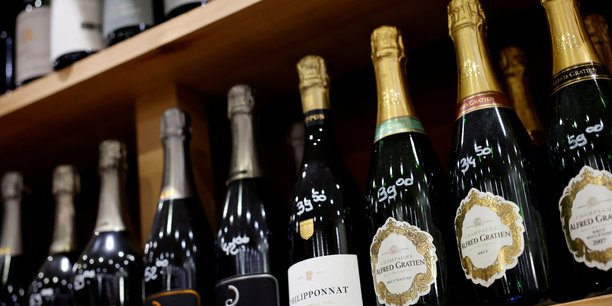 Les cuvées premium, plus onéreuses que le traditionnel champagne brut sans année, tirent les prix vers le haut à l'export et dans les magasins spécialisés.