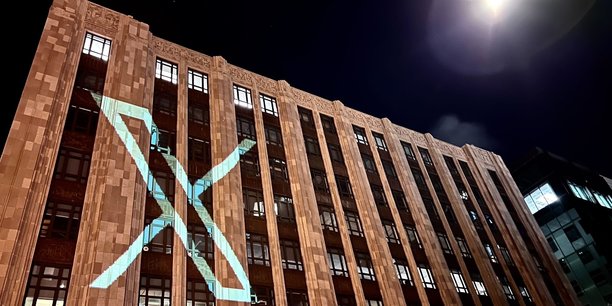 Le logo X, affiché sur le bâtiment de Twitter.
