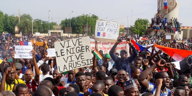 La manifestation avait débuté par une marche en direction de l'Assemblée nationale, la foule brandissant des drapeaux russes et nigériens.
