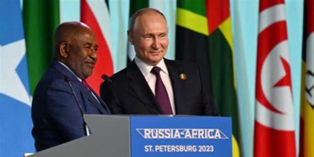 Azali Assoumani, président des Comores et président en exercice de l'Union africaine, et Vladimir Poutine, président de la Russie, lors du 2e Sommet Russie-Afrique.