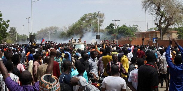 Des manifestants se rassemblent pour soutenir les soldats putschistes a Niamey, la capitale du Niger.