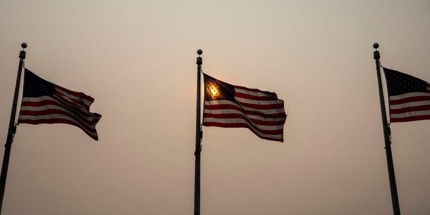 Des drapeaux americains flottent a washington[reuters.com]