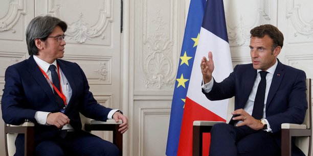 Vincent Yang, PDG de Prologium, et Emmanuel Macron en juillet dernier lors du sommet Choose France à Paris.