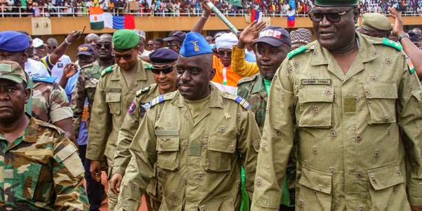 Des membres de l'armée du Niger lors d'un rassemblement dans un stade a Niamey, capitale du pays.