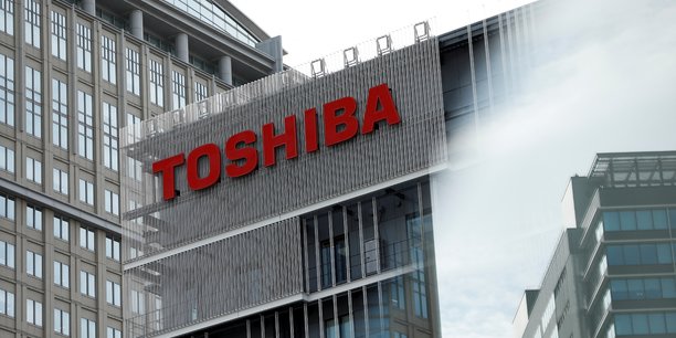 Toshiba a par ailleurs nettement abaissé lundi sa prévision de bénéfice net annuel, à 30 milliards de yens.