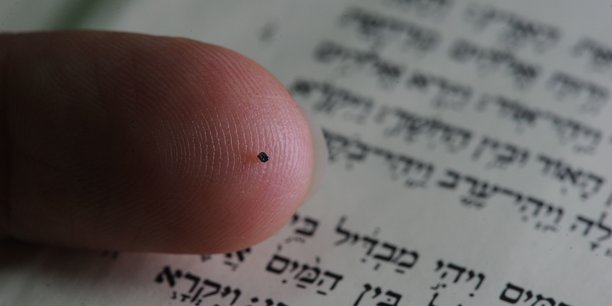 La nano-Bible développée par le Technion tient sur le bout d'un doigt et fait partie des nombreuses innovations issus de la prestigieuse université technologique.