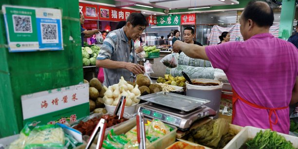 Vue d'un marché à Pékin, ce mercredi 9 août. La Chine est entrée en déflation - une baisse générale des prix des biens et services - pour la première fois en plus de deux ans, plombée par une consommation intérieure atone qui complique la reprise économique.