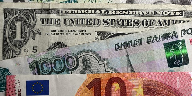 Le rouble poursuivait lundi matin sa chute, entamée depuis quelques semaines, s'échangeant à plus de 100 roubles pour 1 dollar et 110 roubles pour 1 euro.