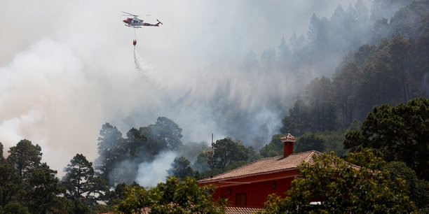 Le feu de forêt qui a encerclé Tenerife depuis mercredi ralentissait vendredi grâce à l'action des pompiers et à des conditions météorologiques meilleures, selon les autorités.