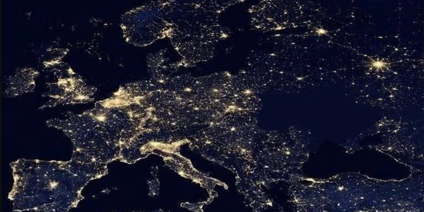 Une fausse image satellite montrant le blackout d'électricité en Ukraine depuis le ciel avait largement circulé fin 2022 sur les réseaux sociaux.