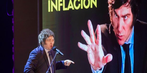 L'Argentine est en outre frappée depuis une douzaine d'années par une inflation à deux chiffres, qui a dérapé cette année à 143% sur douze mois, un record depuis 32 ans.