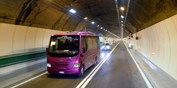 En moyenne 1.700 camions et 3.600 voitures transitent chaque jour environ par le tunnel du Mont-Blanc, avec des pics de plus de 6.000 au mois d'août.